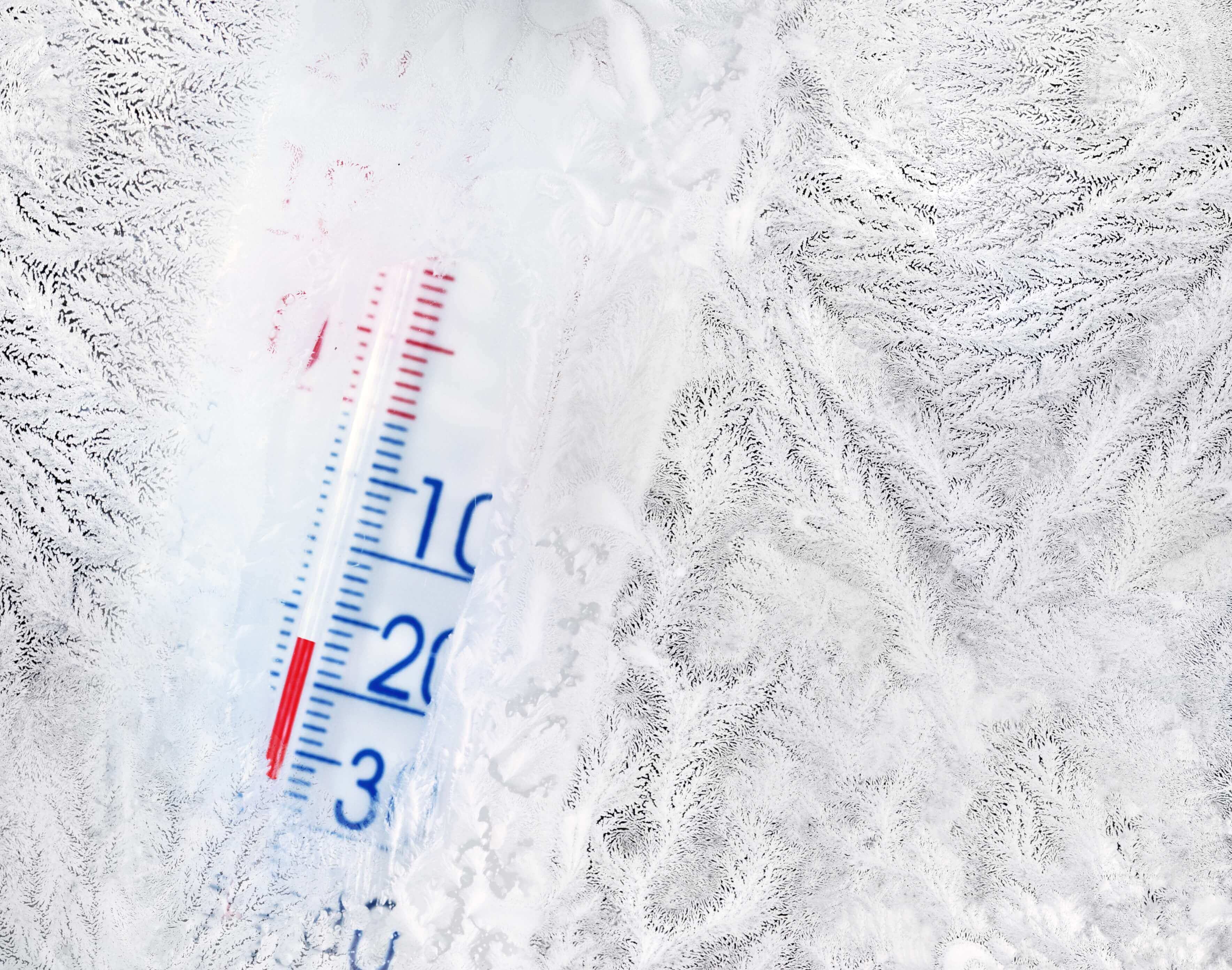 Если внести лед с сильного мороза. Мороз градусник. Низкая температура. Мороз 40 градусов на термометре. Термометр в инее.